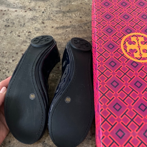 Tory Burch navy patent flats - Picture 2 of 2